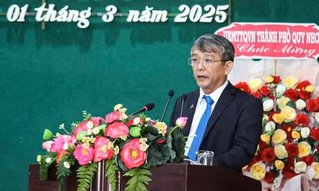 Ông Nguyễn Hữu Khúc phát biểu tại kỳ họp HĐND TP.Quy Nhơn