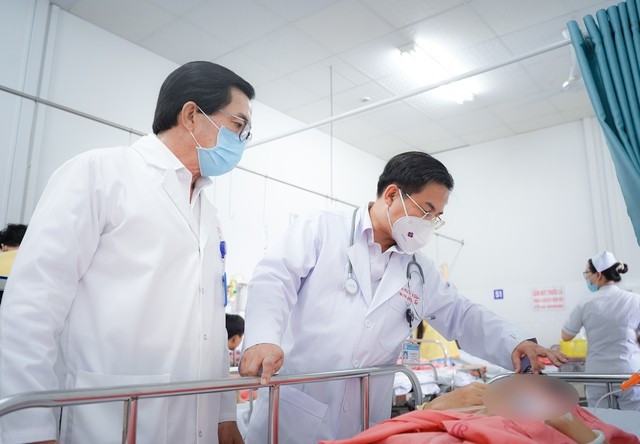 Bác sĩ thăm khám cho bệnh nhân gặp tai nạn Bác sĩ thăm khám cho bệnh nhân gặp tai nạn