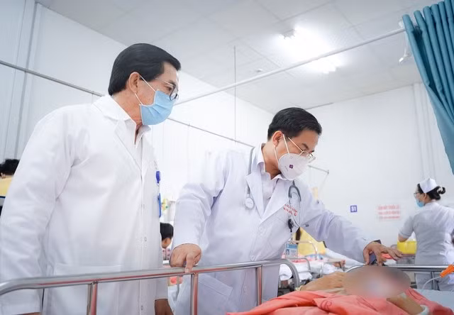 Bác sĩ thăm khám cho bệnh nhân gặp tai nạn