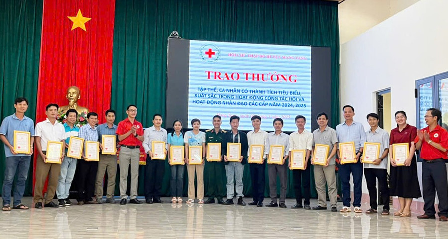 Hội CTĐ huyện Mang Yang tặng giấy khen cho 20 cá nhân có thành tích xuất sắc trong Chiến dịch Triệu bước chân nhân ái-Tiếp nối trang sử vàng. Ảnh: H.N hoi-ctd-huyen-mang-yang-tang-giay-khen-cho-20-ca-nhan-co-thanh-tich-xuat-sac-trong-chien-dich-trieu-buoc-chan-nhan-ai-tiep-noi-trang-su-vang.jpg