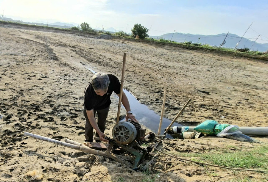 Il signor Huynh Van Vuong (comune di Tuy Phuoc) ripara i macchinari in preparazione della nuova stagione agricola. Foto: N.N. 1-2.jpg