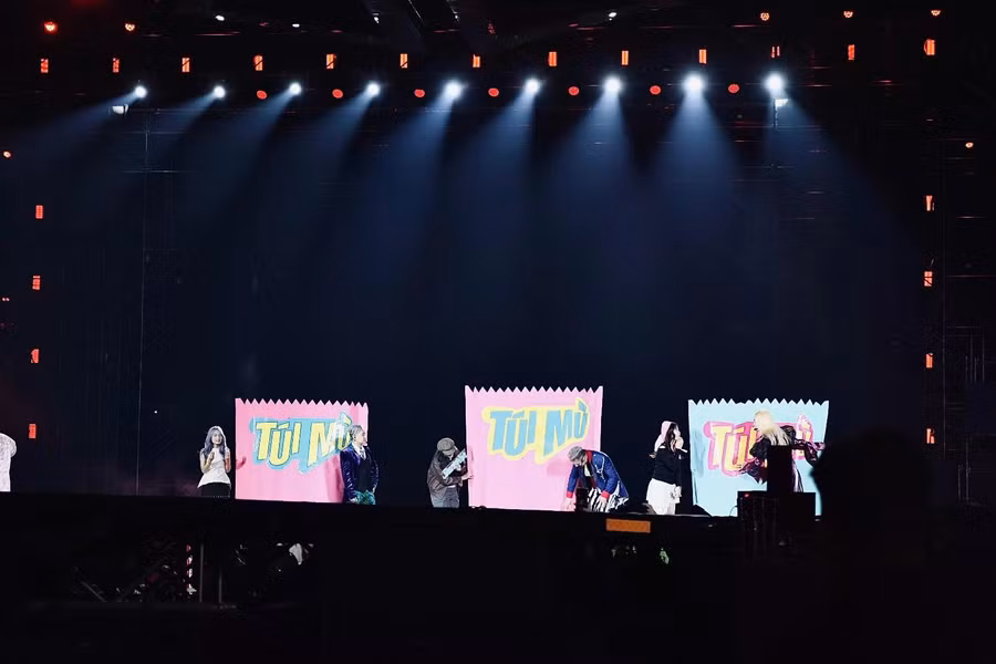 Các anh tài cùng nhau xé những chiếc túi mù khổng lồ, trend hot hit của cộng đồng mạng thời gian gần đây