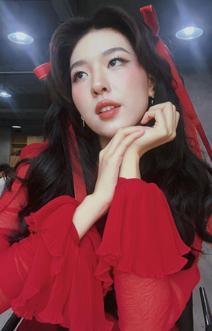 Bài học lớn nhất mà Diễm Hằng có được trong hành trình quay phim là tinh thần vượt qua khó khăn. Cô nói các diễn viên phải siết cân để hợp với hình ảnh người du kích, chưa kể có những phân đoạn khá nặng về mặt tâm lý. “Do đó, tôi phải giữ cho mình sự tập trung, không bị xao nhãng bởi những yếu tố xung quanh. Từ đó tôi có sự mạnh mẽ, tập trung để hoàn thành vai diễn Út Khờ”, cô bộc bạch