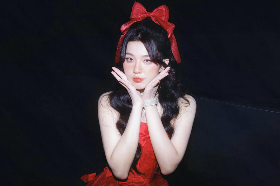 Chia sẻ với chúng tôi, Diễm Hằng bật mí cô nhận được vai Út Khờ nhờ tham gia Vietnam Idol 2023. Người đẹp bật mí: “Đạo diễn Bùi Thạc Chuyên kể khi nhìn thấy tôi trong chương trình, bác đã chọn tôi vào vai diễn. Bác ấy có nói rằng lý do vì thấy tôi rất tập trung và có duyên trên sân khấu. Chưa kể, tôi có nét “khờ” hơi giống với nhân vật”