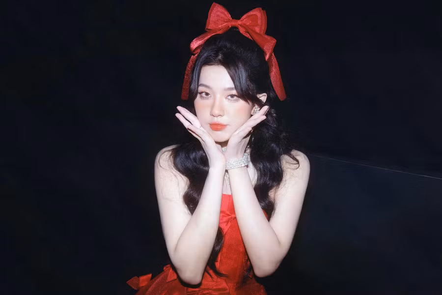 Chia sẻ với chúng tôi, Diễm Hằng bật mí cô nhận được vai Út Khờ nhờ tham gia Vietnam Idol 2023. Người đẹp bật mí: “Đạo diễn Bùi Thạc Chuyên kể khi nhìn thấy tôi trong chương trình, bác đã chọn tôi vào vai diễn. Bác ấy có nói rằng lý do vì thấy tôi rất tập trung và có duyên trên sân khấu. Chưa kể, tôi có nét “khờ” hơi giống với nhân vật”