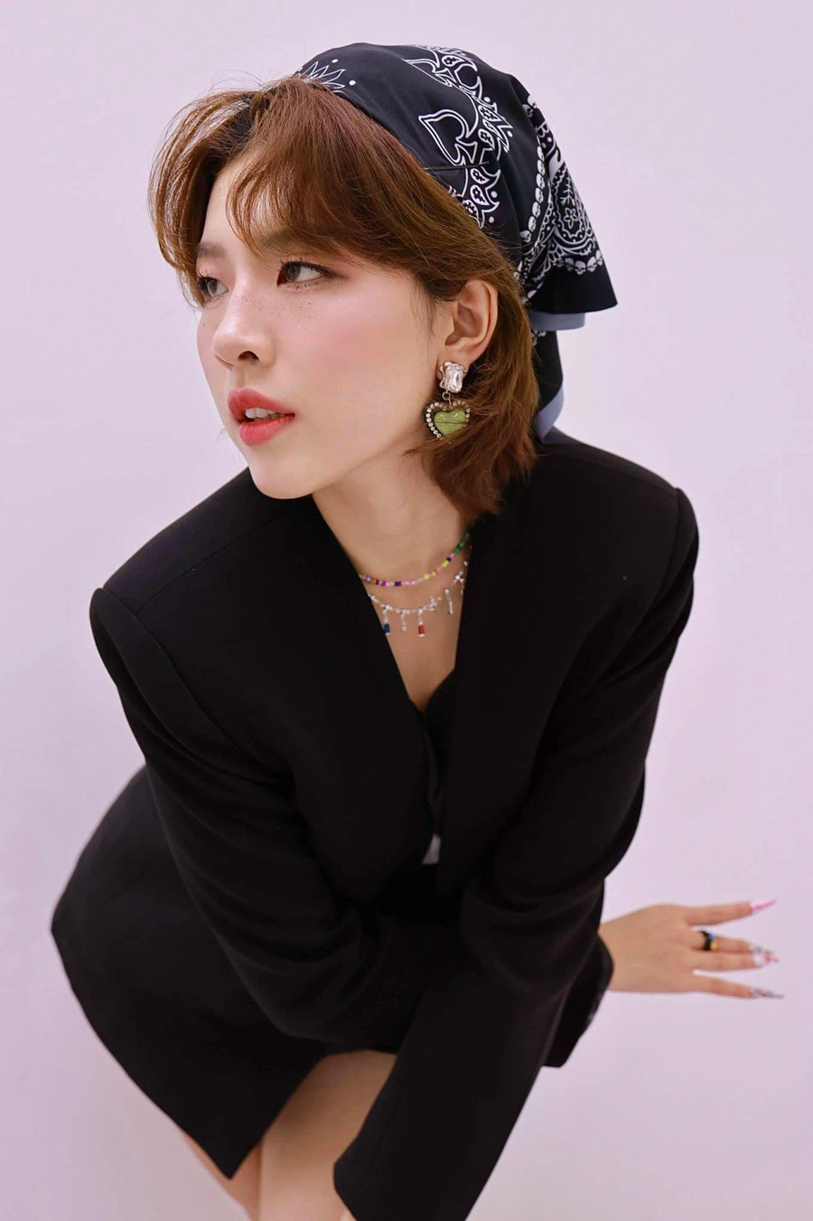 “Khi nhận được lời mời, tôi cảm thấy rất vui. Vì khi rẽ hướng sang con đường ca hát và dừng việc học tập ở khoa diễn viên (Trường đại học Sân khấu Điện ảnh TP.HCM) tôi từng nghĩ cơ duyên của mình với phim ảnh đã tạm dừng. Nhưng sau đó, tôi lại có cơ hội được tiếp tục chặng đường này và được thử sức ở một vai diễn hay, trong một tác phẩm của vị đạo diễn mà tôi rất thích”, người đẹp 10X bộc bạch