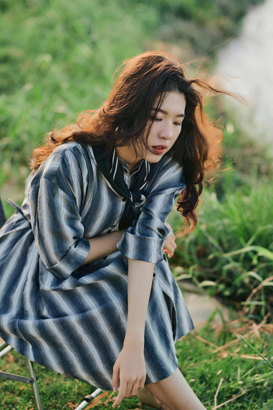 Đi kèm với niềm vui, Diễm Hằng không tránh khỏi áp lực. Bởi theo người đẹp 10X, đạo diễn Bùi Thạc Chuyên là người kỹ tính, hết lòng với nghệ thuật. “Khi làm việc chung, tôi rất ấn tượng với bác Bùi Thạc Chuyên. Bác không phải chỉ giao cho mọi người một đề bài rồi bắt chúng tôi giải. Thay vào đó, ngoài được đạo diễn định hướng, chúng tôi cũng phải có cảm nhận riêng về nhân vật đó để mang đến nét chân thật nhất”, cô cho hay