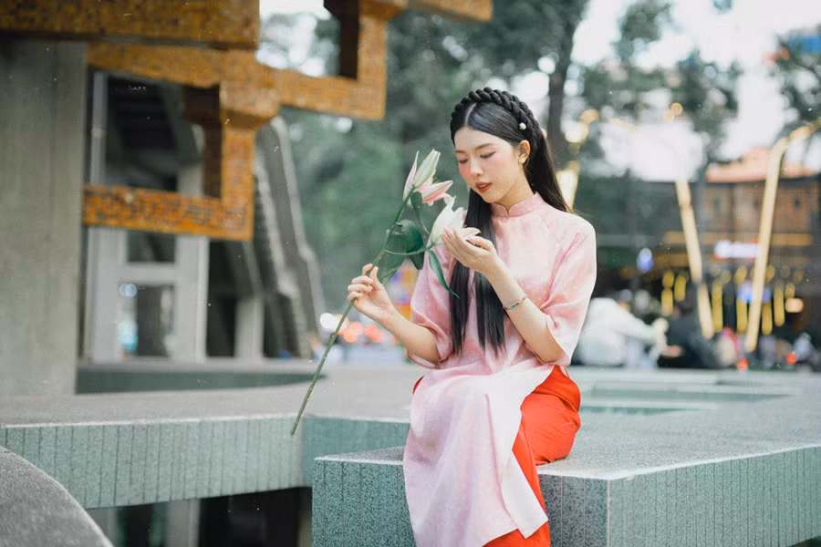 Trước ngày phim bấm máy, Diễm Hằng và ê kíp đoàn phim được trải nghiệm thực tế, nghe những câu chuyện thực tế để nuôi dưỡng cảm xúc cho mình. “Chúng tôi sống cùng nhau, sinh hoạt cùng nhau nên bắt đầu có ý thức về sự tập trung và cảm nhận nhân vật để trở thành người du kích thực thụ”, cô chia sẻ