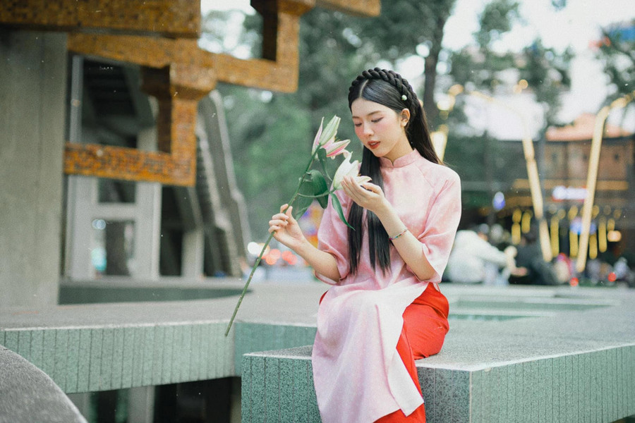 Trước ngày phim bấm máy, Diễm Hằng và ê kíp đoàn phim được trải nghiệm thực tế, nghe những câu chuyện thực tế để nuôi dưỡng cảm xúc cho mình. “Chúng tôi sống cùng nhau, sinh hoạt cùng nhau nên bắt đầu có ý thức về sự tập trung và cảm nhận nhân vật để trở thành người du kích thực thụ”, cô chia sẻ