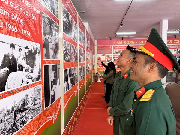 Cán bộ, chiến sĩ Quân đội tham quan tại triển lãm 50 năm giải phóng Đà Lạt.
