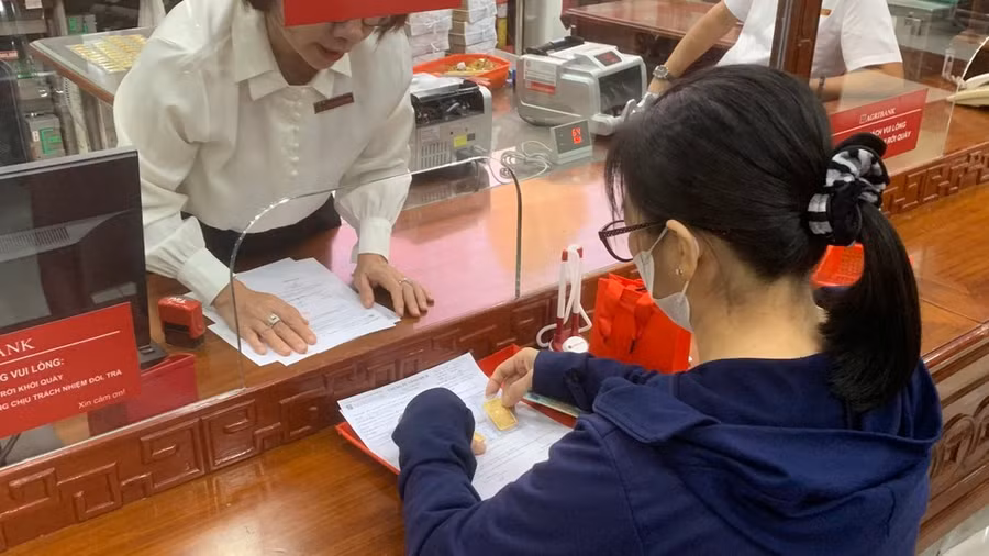 Người dân giao dịch vàng