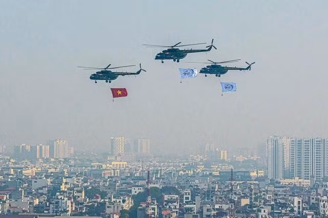 Bay trên bầu trời Hà Nội