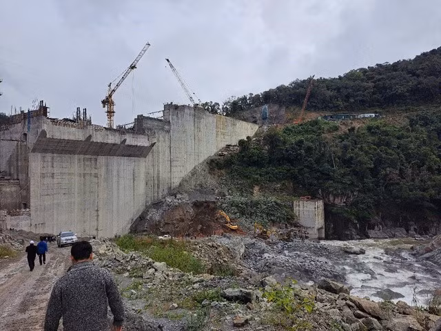 Khi đang đổ bê tông thì nhóm công nhân bị rơi xuống hố nước từ độ cao 4-5 m