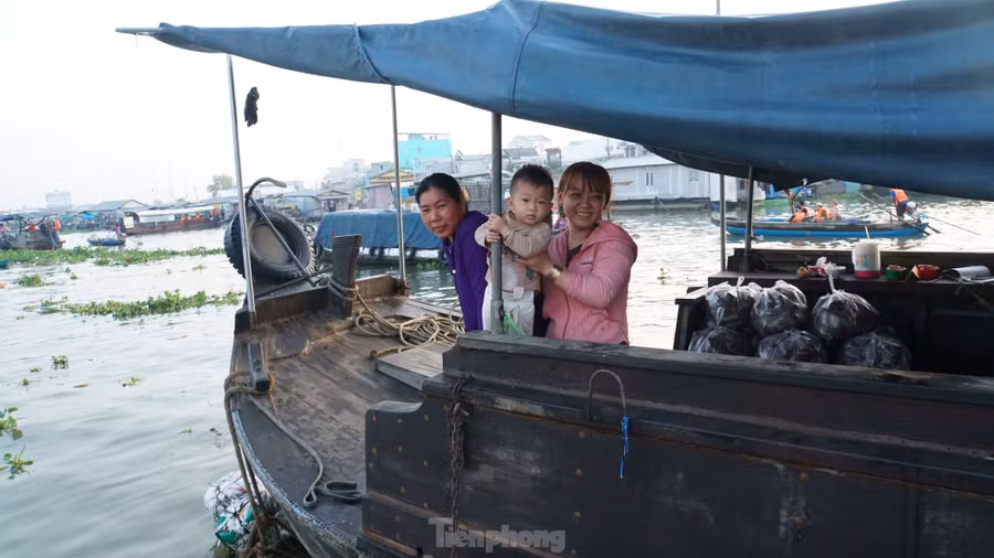 Gia đình thương hồ trên chợ nổi Cái Răng. Ảnh: Hòa Hội.