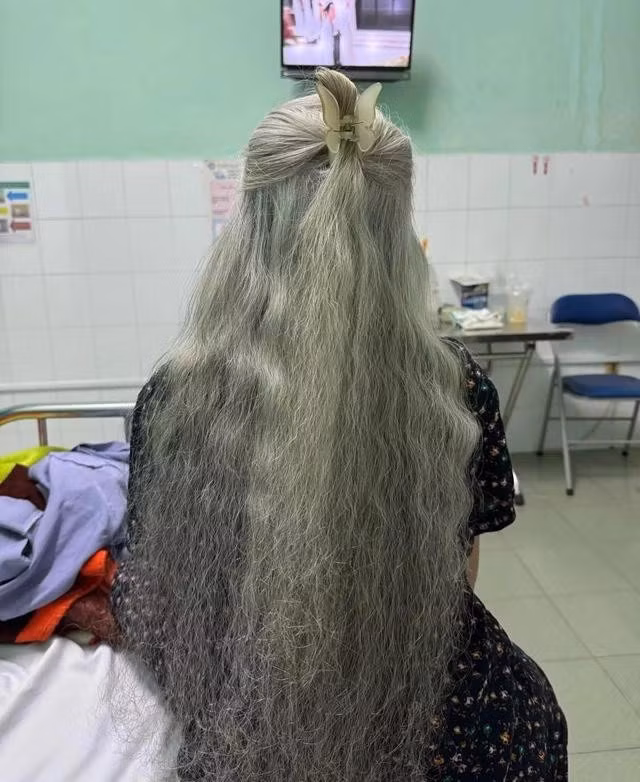 Suối tóc dài thẳng, mượt của cụ bà khiến mọi người trầm trồ, ao ước