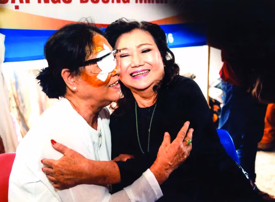 NSND Kim Cương trong một sự kiện của chương trình phẫu thuật đem lại ánh sáng cho bệnh nhân nghèo bị đục thủy tinh thể ở Rạch Giá, Kiên Giang