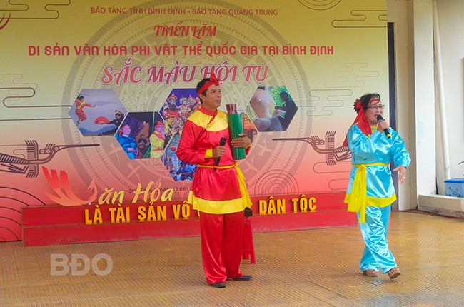 Biểu diễn bài chòi dân gian. Ảnh: NGỌC NHUẬN Biểu diễn bài chòi dân gian. Ảnh: NGỌC NHUẬN