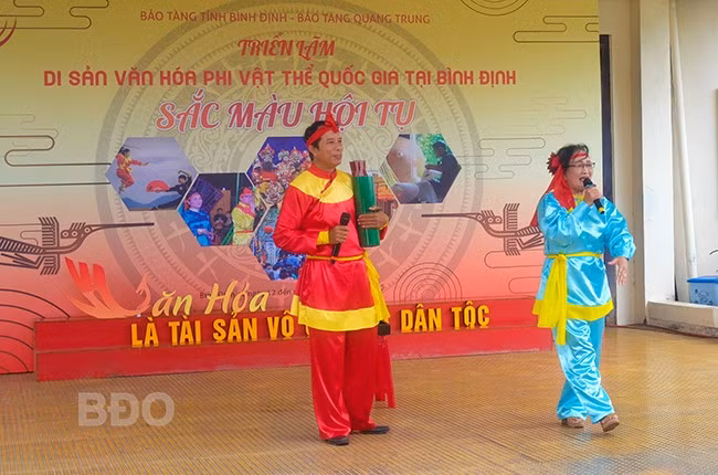 Biểu diễn bài chòi dân gian. Ảnh: NGỌC NHUẬN