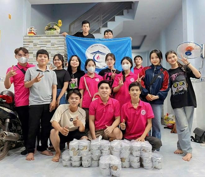 Sài Gòn Thương tặng cháo đêm miễn phí đều đặn 2 lần/tháng Sài Gòn Thương tặng cháo đêm miễn phí đều đặn 2 lần/tháng