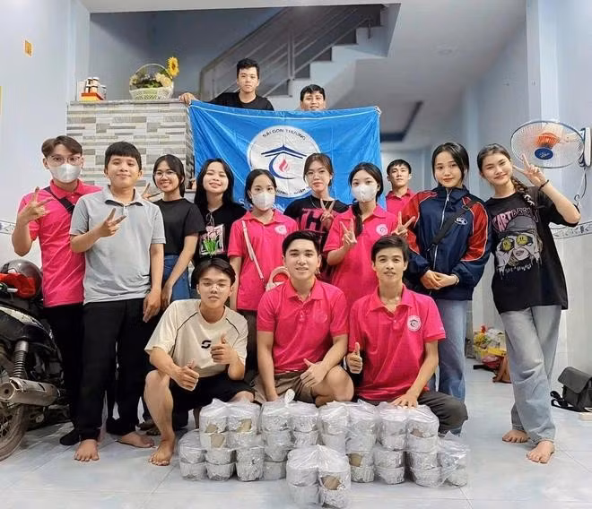 Sài Gòn Thương tặng cháo đêm miễn phí đều đặn 2 lần/tháng