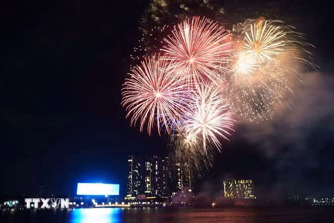 Điểm bắn pháo hoa đầu đường hầm sông Sài Gòn nhìn từ trên cao. (Ảnh: Thu Hương/TTXVN)