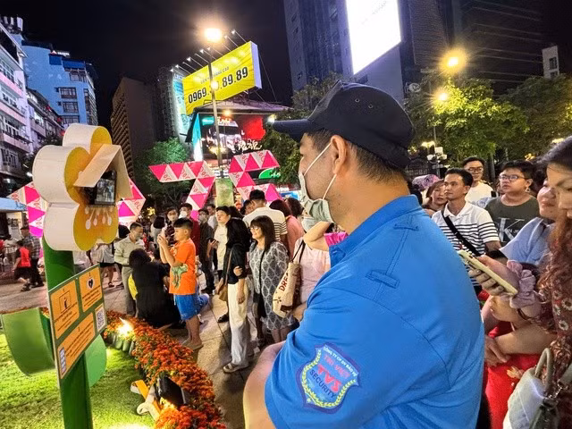 Xếp hàng chờ robot chụp ảnh lấy liền miễn phí tại đường hoa Nguyễn Huệ