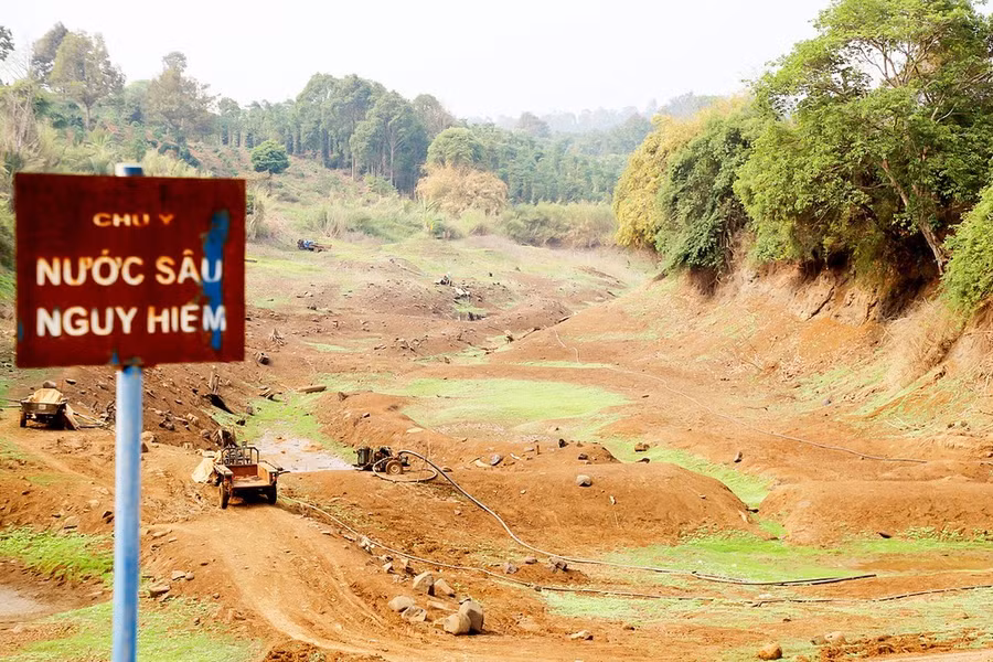 Hồ Đắk M'Bai (xã Đắk Lao, huyện Đắk Mil, tỉnh Đắk Nông) trơ đáy