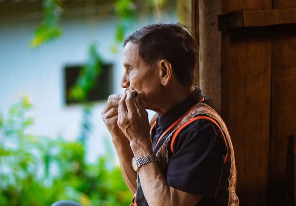 Dân trong vùng đều biết già A Lễ thổi hay nhất, làm Tà Vẩu tốt nhất.