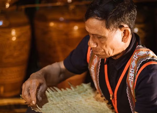 Gần 70 tuổi, nghệ nhân ưu tú A Lễ vẫn cố gắng giữ gìn văn hóa dân tộc mình.