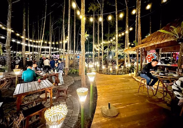 “Đuốc điện” là sản phẩm đan lát của đồng bào Mơ Nâm được sử dụng tại khu du lịch sinh thái Măng Đen.