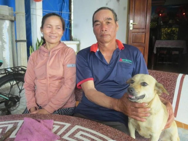 Chú chó Phốc gắn bó với vợ chồng ông Vàng sau ngày được cứu khỏi vụ tai nạn tàu biển Chú chó Phốc gắn bó với vợ chồng ông Vàng sau ngày được cứu khỏi vụ tai nạn tàu biển