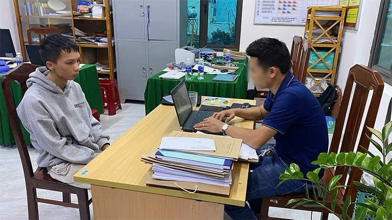 Đối tượng Nguyễn Duy Quang tại cơ quan điều tra Đối tượng Nguyễn Duy Quang tại cơ quan điều tra