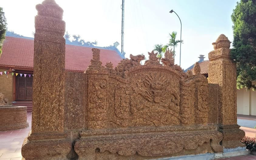 Bức phù điêu-bình phong độc đáo tại đình Sen Trì (xã Bình Yên, huyện Thạch Thất). Ảnh: giaoducthoidai.vn xep-hang-3.jpg