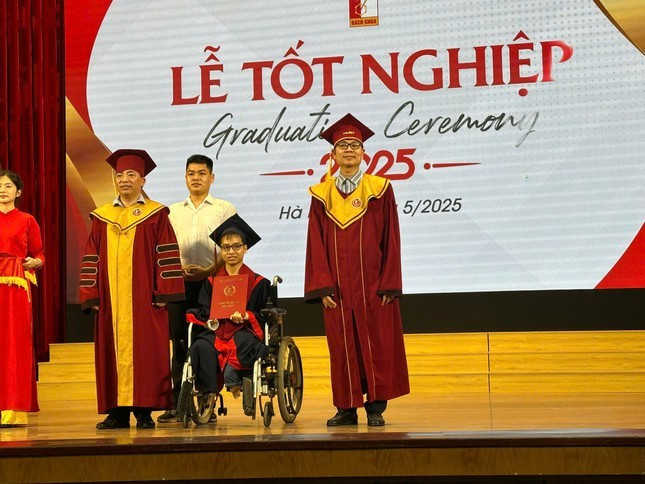 Ngô Văn Hiếu (áo trắng) hỗ trợ Minh lên bục nhận bằng tốt nghiệp đại học. Ảnh: NC Ngô Văn Hiếu (áo trắng) hỗ trợ Minh lên bục nhận bằng tốt nghiệp đại học. Ảnh: NC