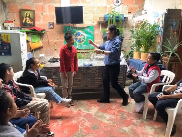 Sơ Cúc đang dạy trẻ em tại Ciudad Bolívar - một trong những khu nghèo và nhiều tệ nạn nhất Colombia