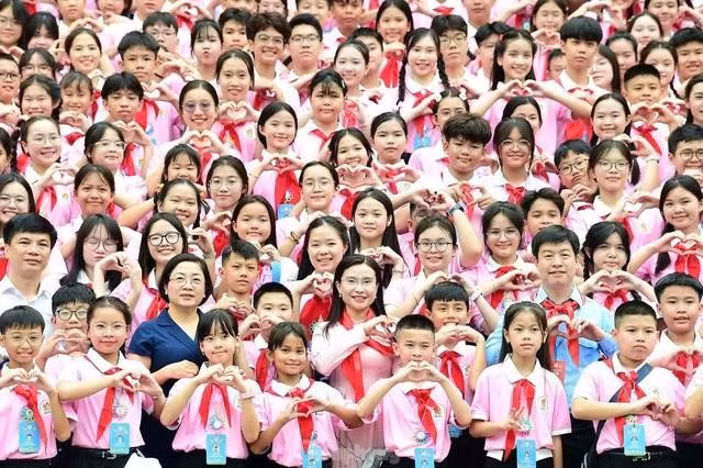 Các đại biểu Đại hội Cháu ngoan Bác Hồ lần thứ 10 thể hiện tình yêu đất nước