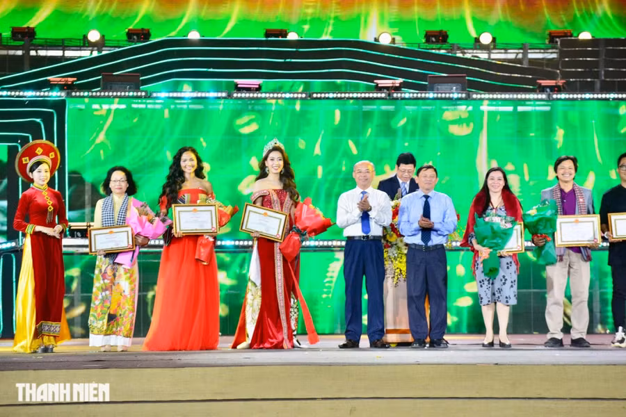 Ban tổ chức trao bằng khen cho tập thể, cá nhân tham gia trong Lễ hội cà phê Buôn Ma Thuột lần thứ 9 năm 2025