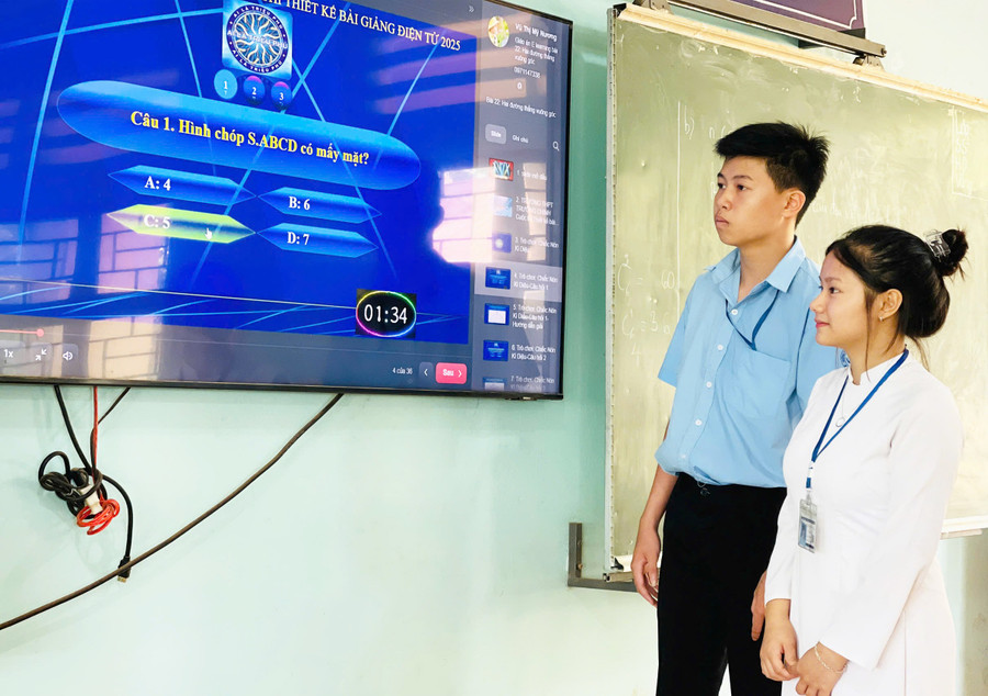 Học sinh tham gia trò chơi trong một bài giảng điện tử. Ảnh: M.K hoc-sinh-hao-hung-tham-gia-tro-choi-trong-mot-bai-giang-dien-tu-anh-mk.jpg