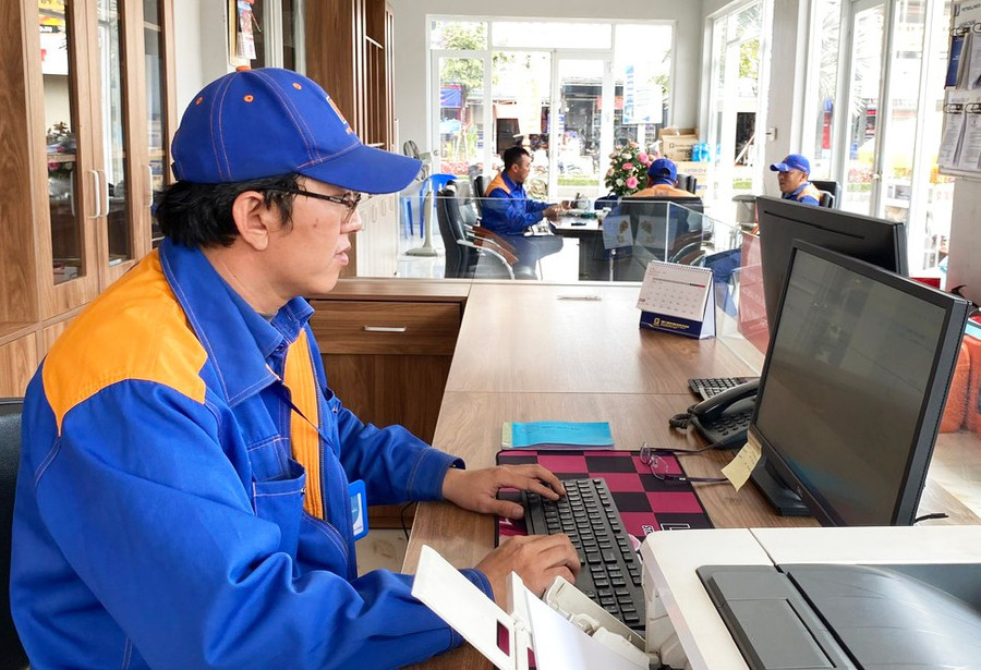 Các cửa hàng xăng dầu trên địa bàn tỉnh đã áp dụng giải pháp kết nối tự động khi phát hành hóa đơn điện tử theo từng lần bán hàng. Ảnh: S.C thong-qua-viec-xuat-hoa-don-dien-tu-theo-tung-lan-ban-gop-phan-bao-ve-quyen-loi-cua-nguoi-tieu-dung-doanh-nghiep-minh-bach-moi-truong-kinh-doanhjpg.jpg