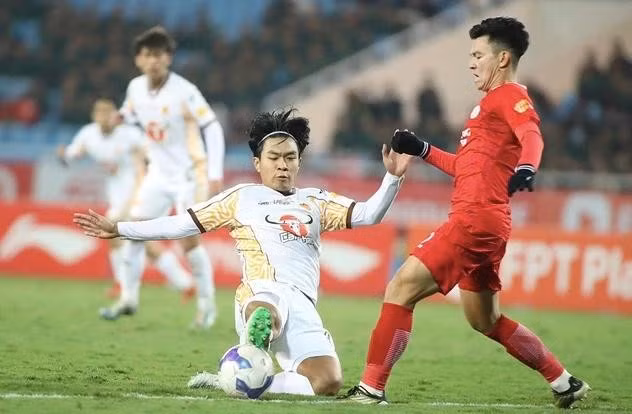 Chất lượng của các hậu vệ biên trong lứa tuổi 22 không bằng Phan Tuấn Tài (áo đỏ) khi cùng độ tuổi