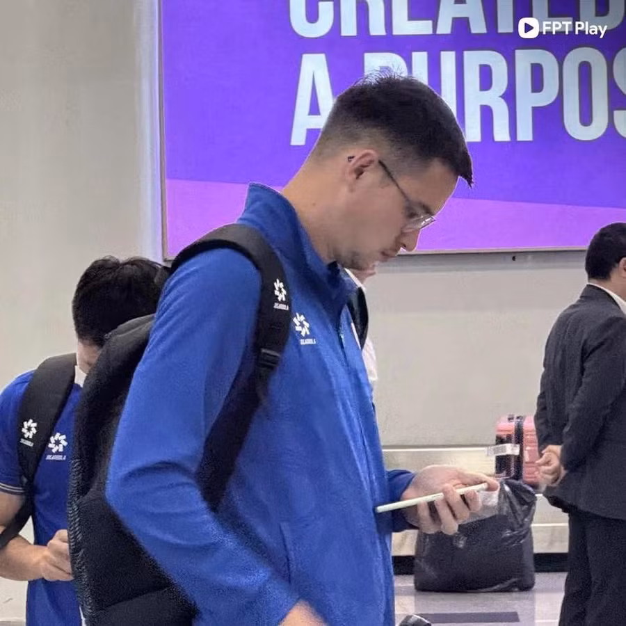 Thủ môn Nguyễn Filip đọc thông tin trên điện thoại khi đến nước bạn