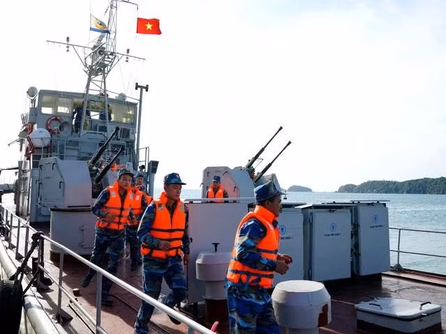 Bộ đội tàu 253 (Lữ đoàn 127, Vùng 5 hải quân) báo động chiến đấu