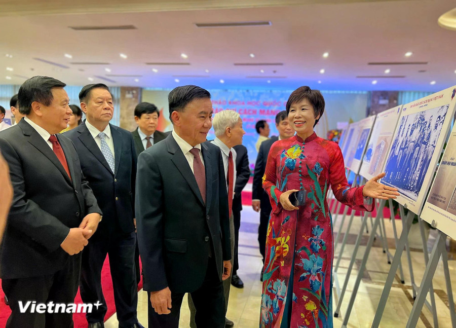 Tổng Giám đốc Thông tấn xã Việt Nam giới thiệu những hình ảnh quý trong triển lãm. (Ảnh: Mai Mai/Vietnam+) Tổng Giám đốc Thông tấn xã Việt Nam giới thiệu những hình ảnh quý trong triển lãm. (Ảnh: Mai Mai/Vietnam+)