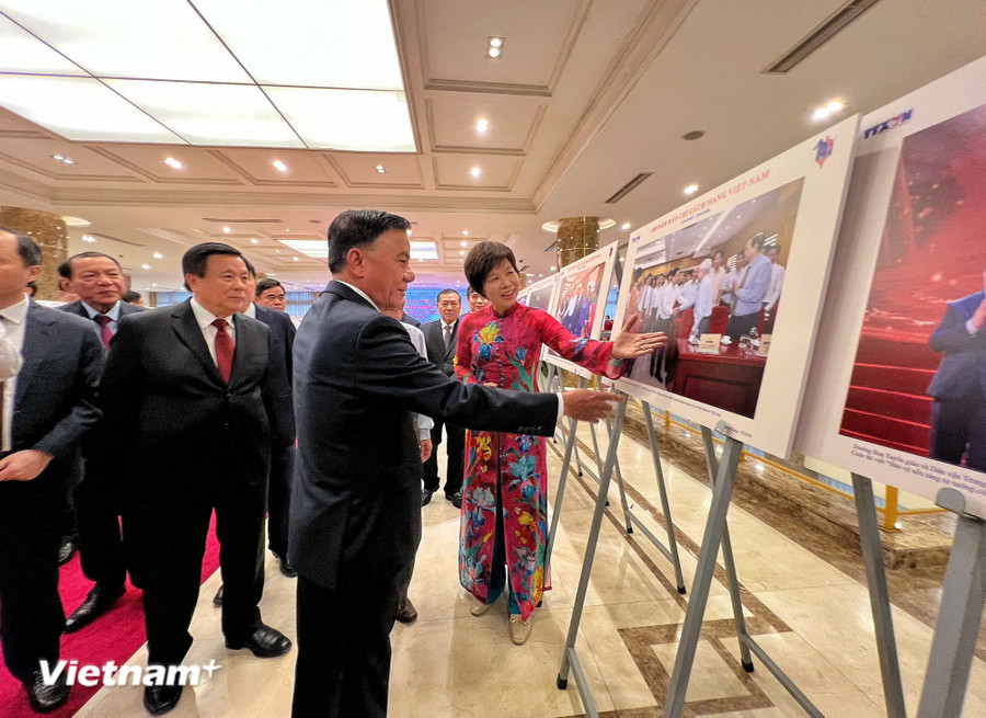 Lãnh đạo Đảng, Nhà nước và khách tham quan tại triển lãm. (Ảnh: Mai Mai/Vietnam+) Lãnh đạo Đảng, Nhà nước và khách tham quan tại triển lãm. (Ảnh: Mai Mai/Vietnam+)