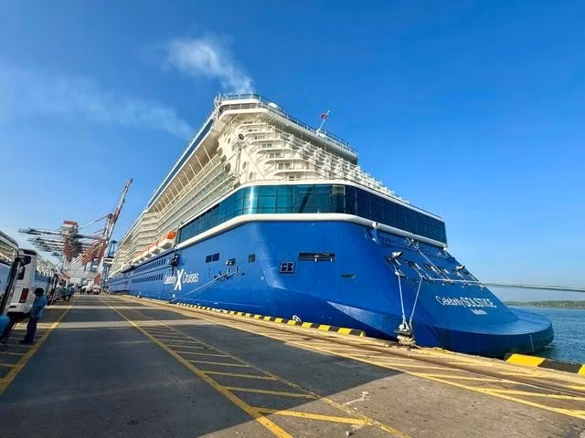 Tàu biển Celebrity Solstice (thuộc hãng Royal Caribbean) mang theo hơn 2.800 khách Âu, Mỹ, Úc đã cập cảng Phú Mỹ (Bà Rịa-Vũng Tàu)
