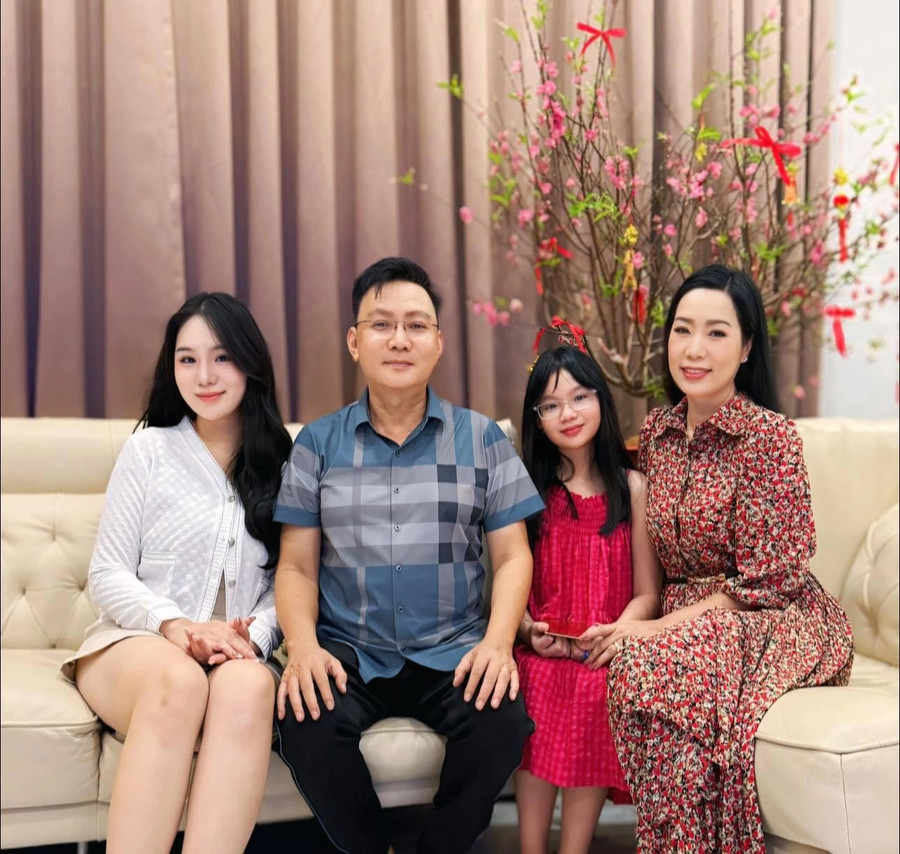 NSND Trịnh Kim Chi chia sẻ khoảnh khắc đoàn viên cùng gia đình. Kèm theo đó, cô gửi lời chúc đến khán giả nhân dịp đầu năm mới. Dù bận rộn với công việc nghệ thuật song bà bầu sân khấu kịch vẫn dành thời gian vun vén tổ ấm, khiến nhiều người ngưỡng mộ