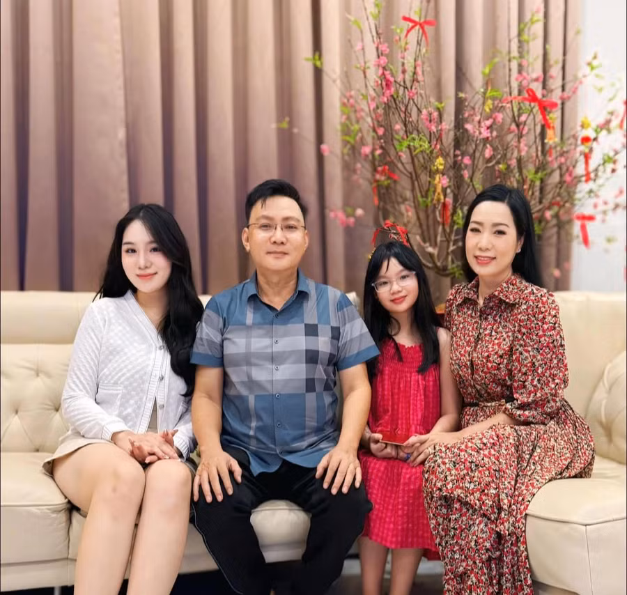 NSND Trịnh Kim Chi chia sẻ khoảnh khắc đoàn viên cùng gia đình. Kèm theo đó, cô gửi lời chúc đến khán giả nhân dịp đầu năm mới. Dù bận rộn với công việc nghệ thuật song bà bầu sân khấu kịch vẫn dành thời gian vun vén tổ ấm, khiến nhiều người ngưỡng mộ