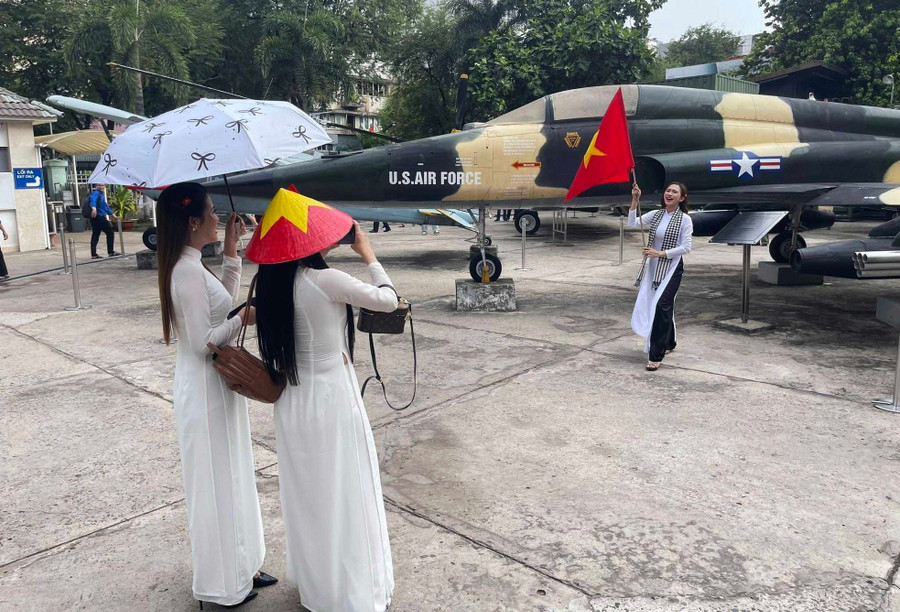 فتيات يرتدين الأوشحة الجنوبية سعداء في عطلة كبيرة. Các cô gái với chiếc khăn rằn miền Nam vui trong ngày lễ lớn.