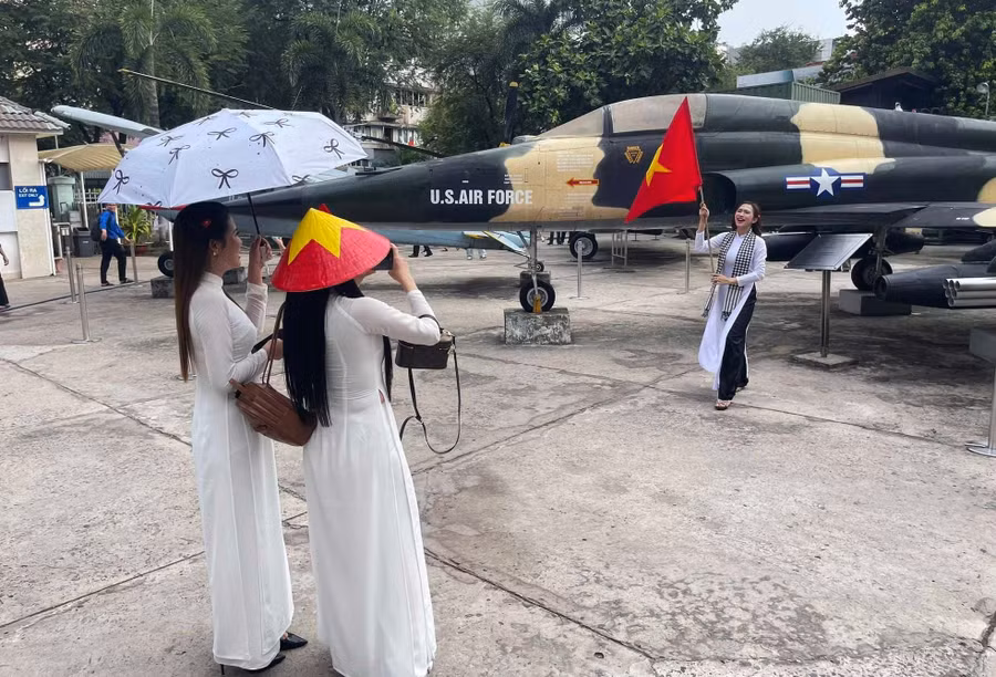 Các cô gái với chiếc khăn rằn miền Nam vui trong ngày lễ lớn.