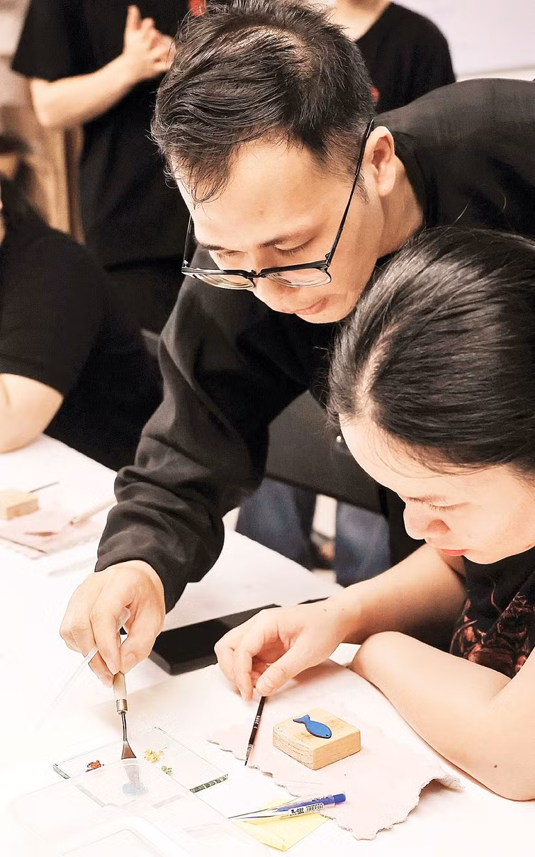 Mong muốn lan tỏa nghệ thuật pháp lam, Tùng thường tổ chức workshop cho các bạn trẻ.